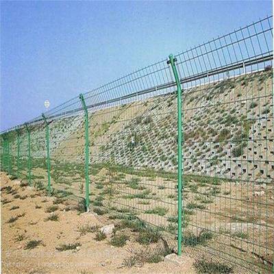 守護(hù)安全與邊界 鐵絲防護(hù)網(wǎng)、道路護(hù)欄網(wǎng)與鋼絲網(wǎng)圍欄的應(yīng)用與選擇